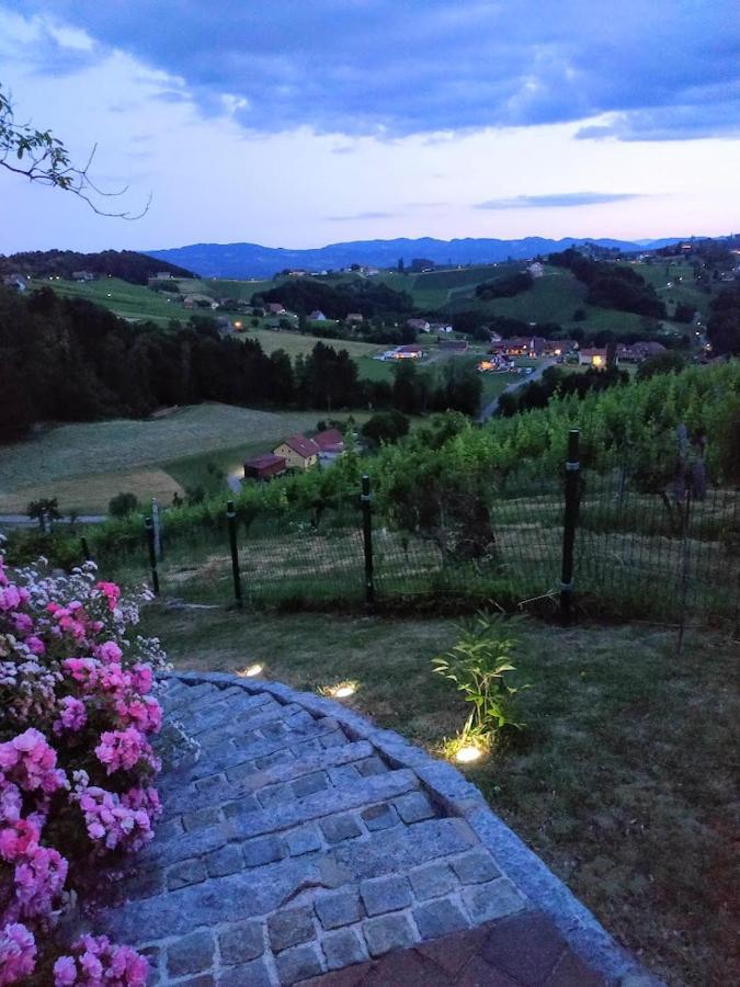 Das Weinberghaus Ratsch an der Weinstraße Esterno foto