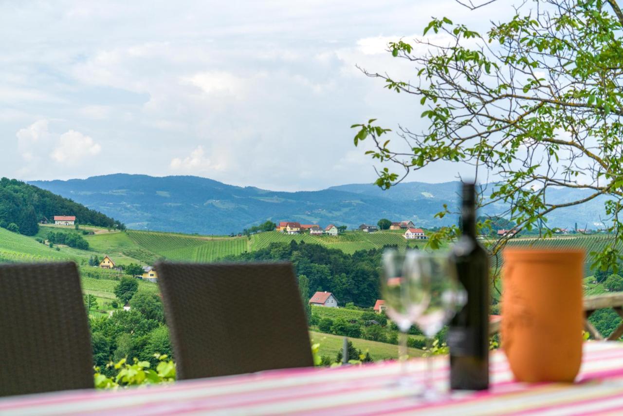 Das Weinberghaus Ratsch an der Weinstraße Esterno foto