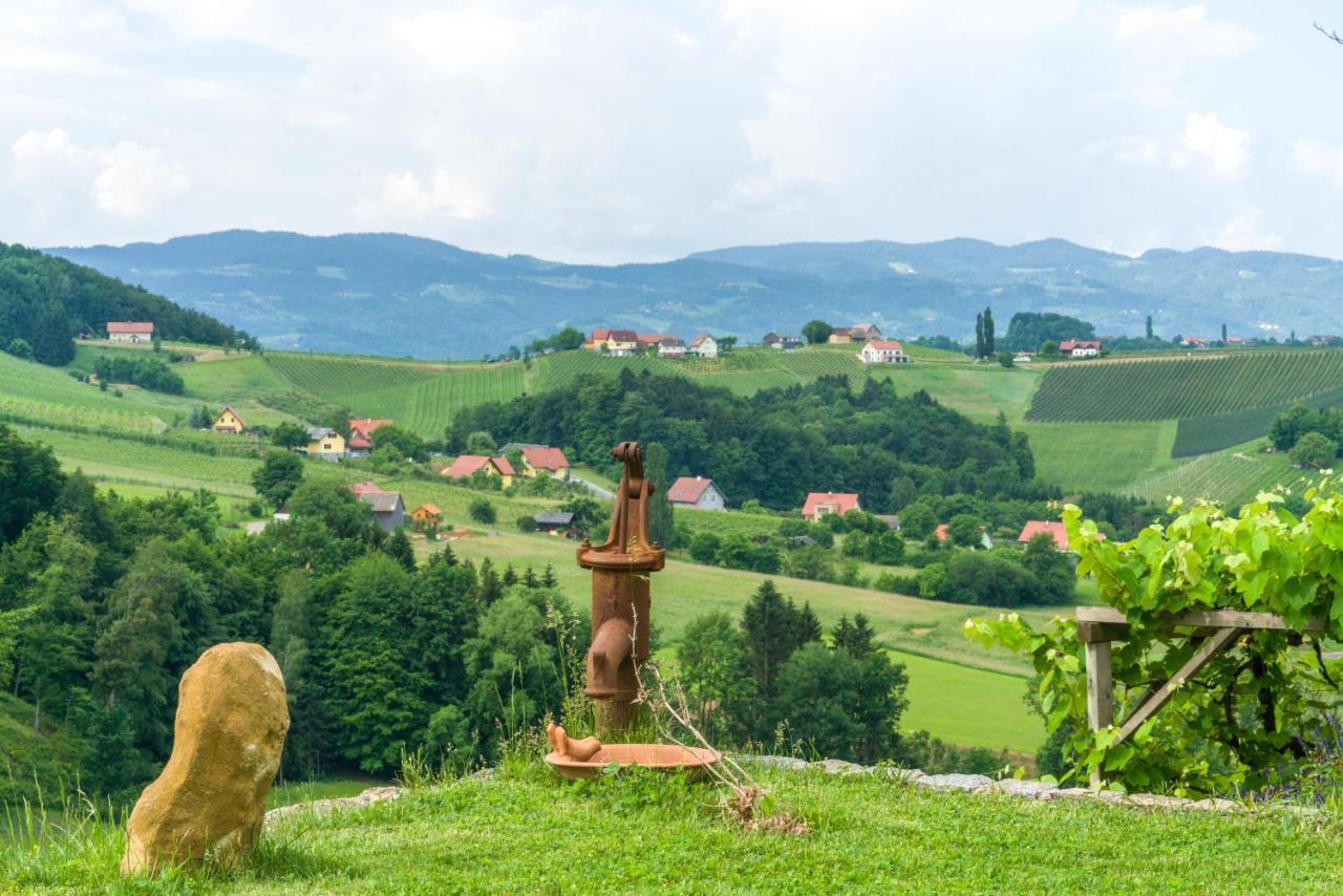 Das Weinberghaus Ratsch an der Weinstraße Esterno foto