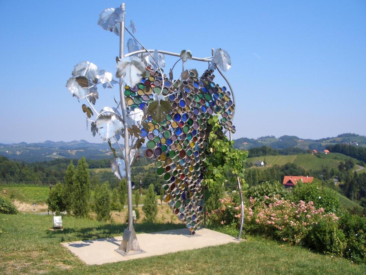 Das Weinberghaus Ratsch an der Weinstraße Esterno foto